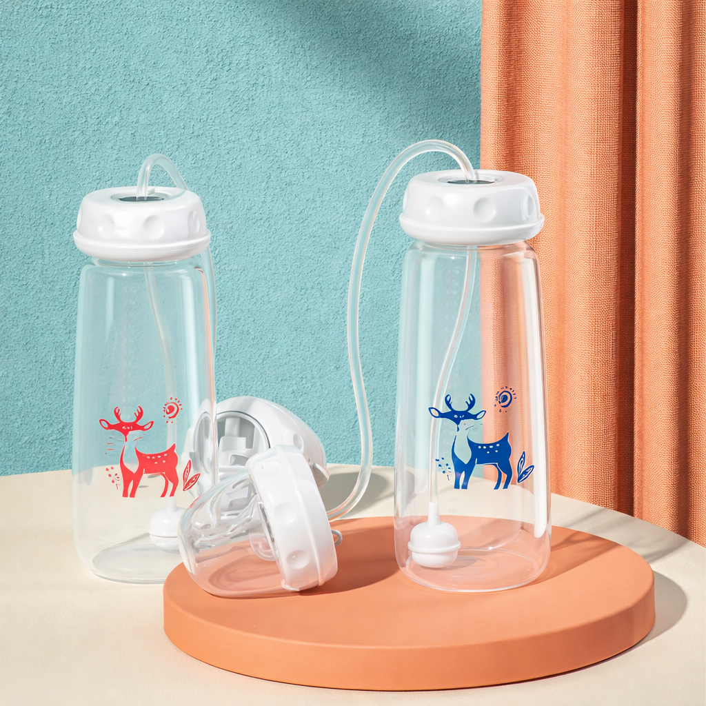 Zwei Freihand-Babyflaschen mit rotem und blauem Rentier-Motiv